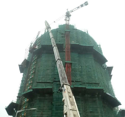 武汉市吊车在工地上作业